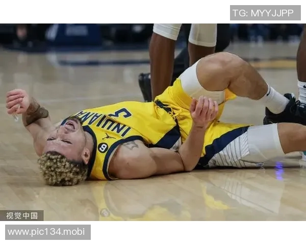 希望没事!弗菲扣篮后重摔在地膝盖扭伤 被两位队友搀扶离场 希望没事!弗菲扣篮后重摔在地膝盖扭伤 被两位队友搀扶离场
